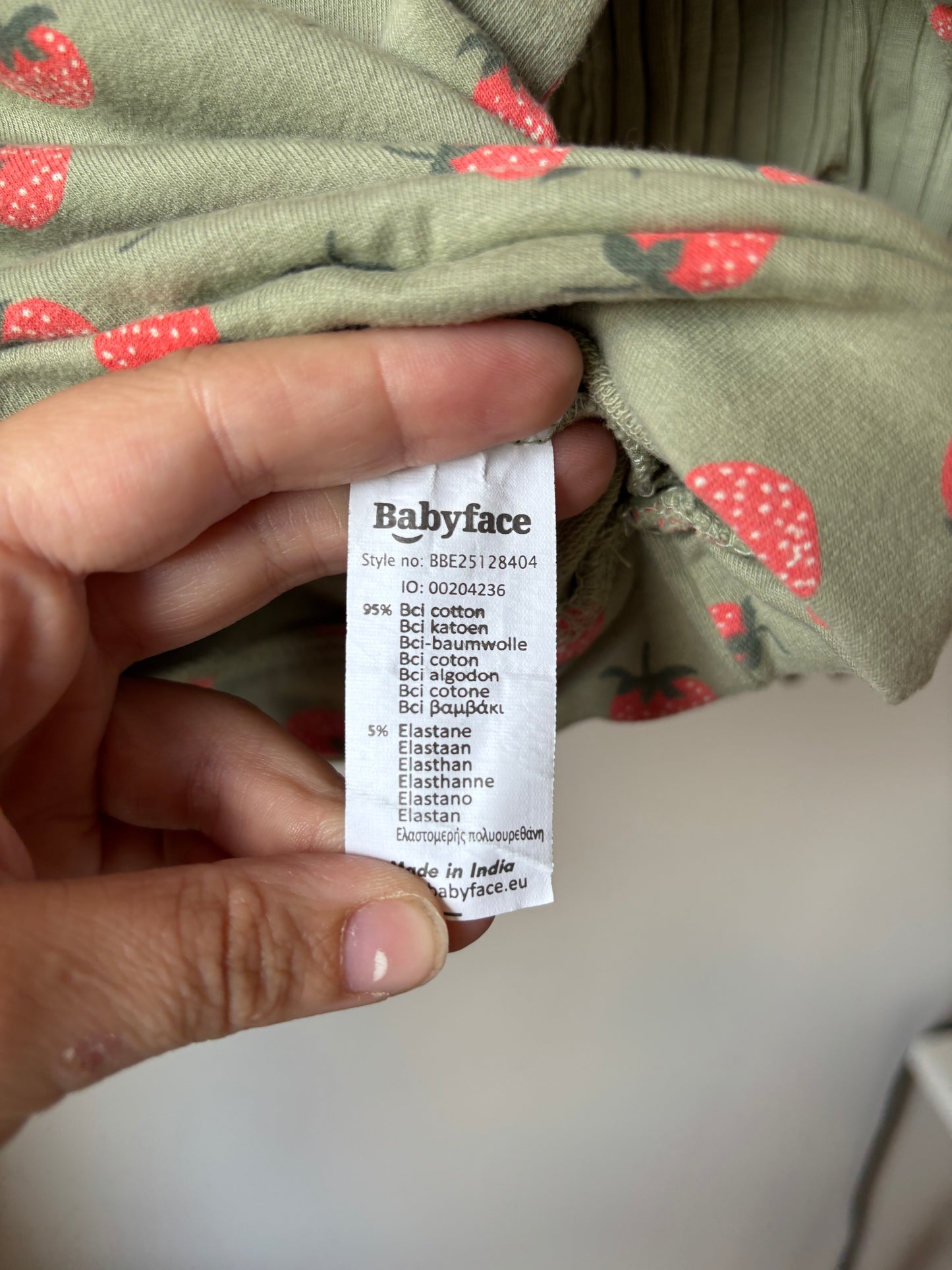 Khaki setje met aardbeitjes