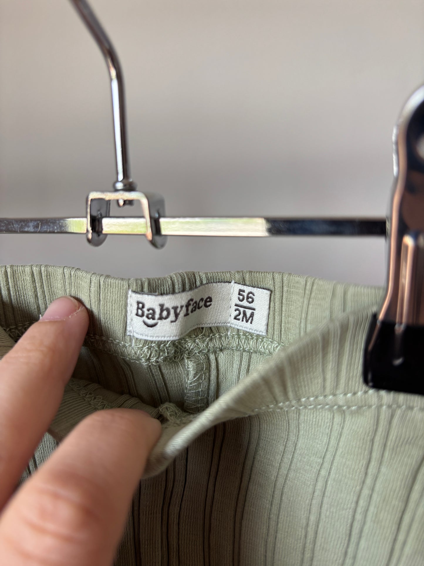 Khaki setje met aardbeitjes