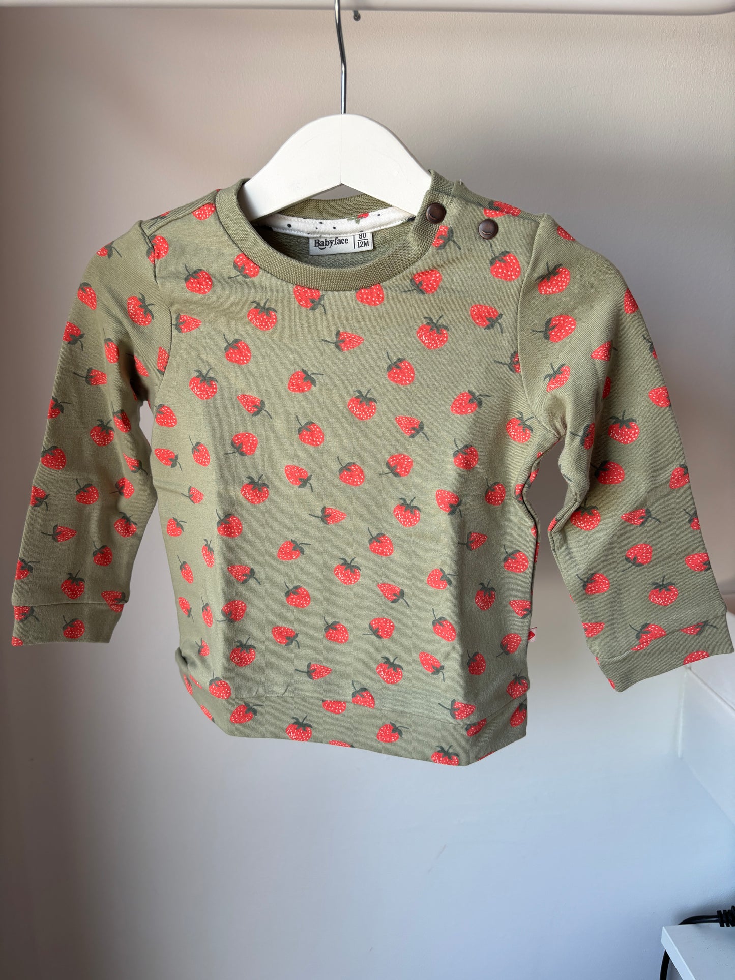 Khaki sweater met aardbeitjes