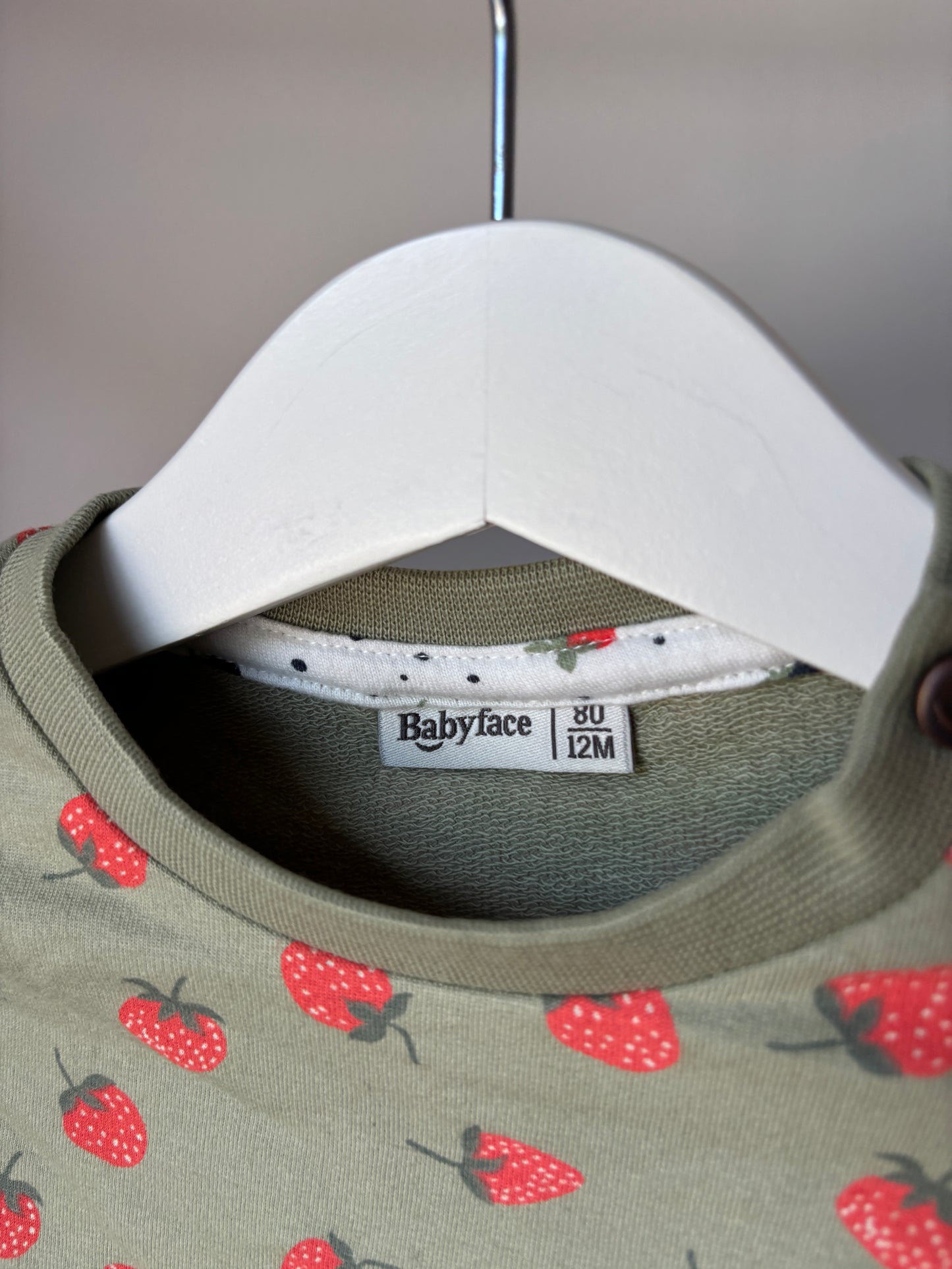 Khaki sweater met aardbeitjes