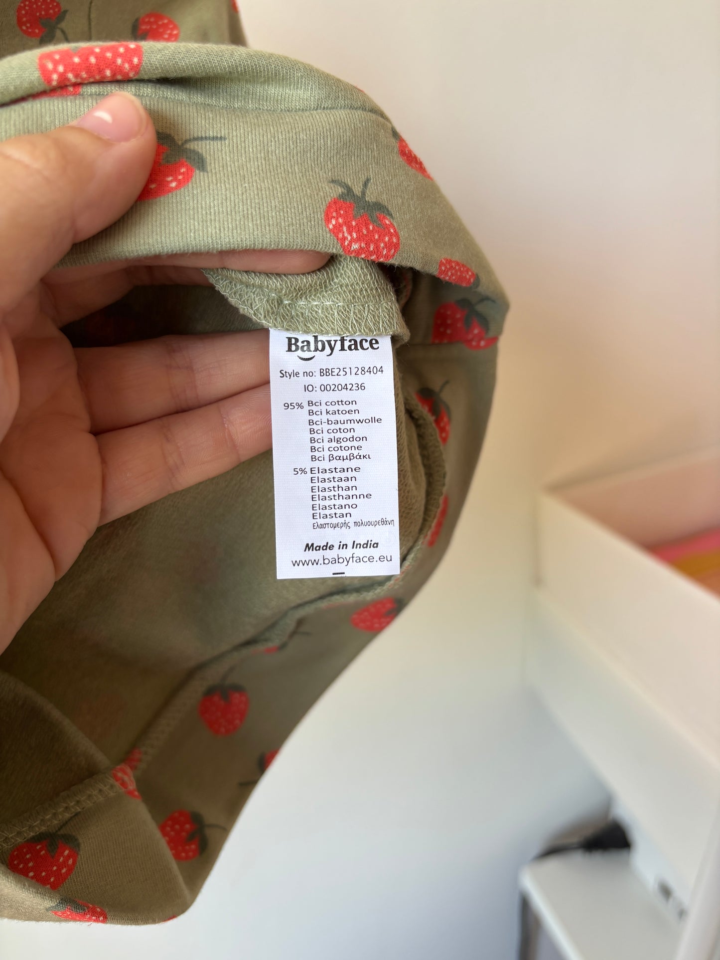 Khaki sweater met aardbeitjes