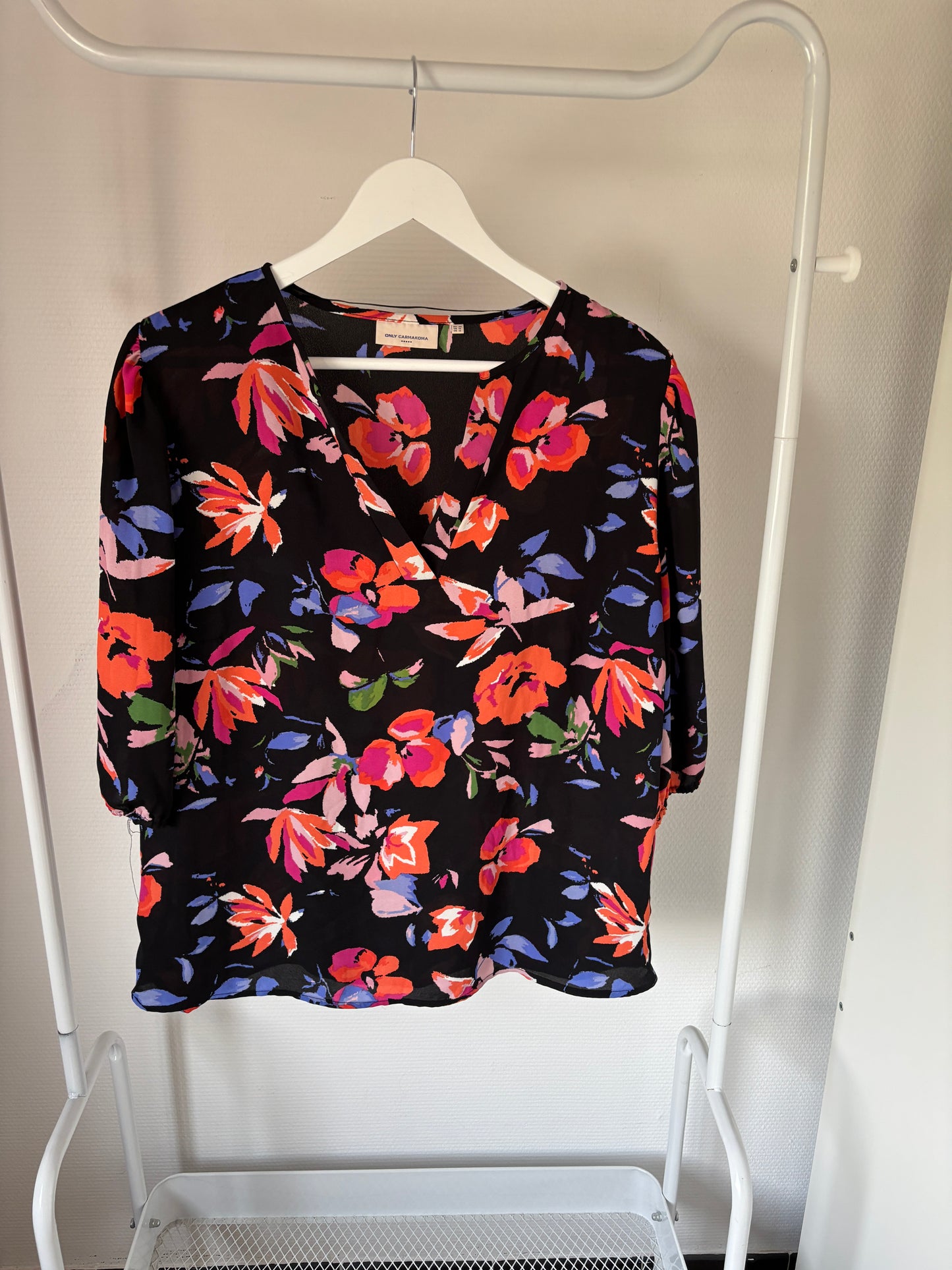 Zwarte blouse met bloemen
