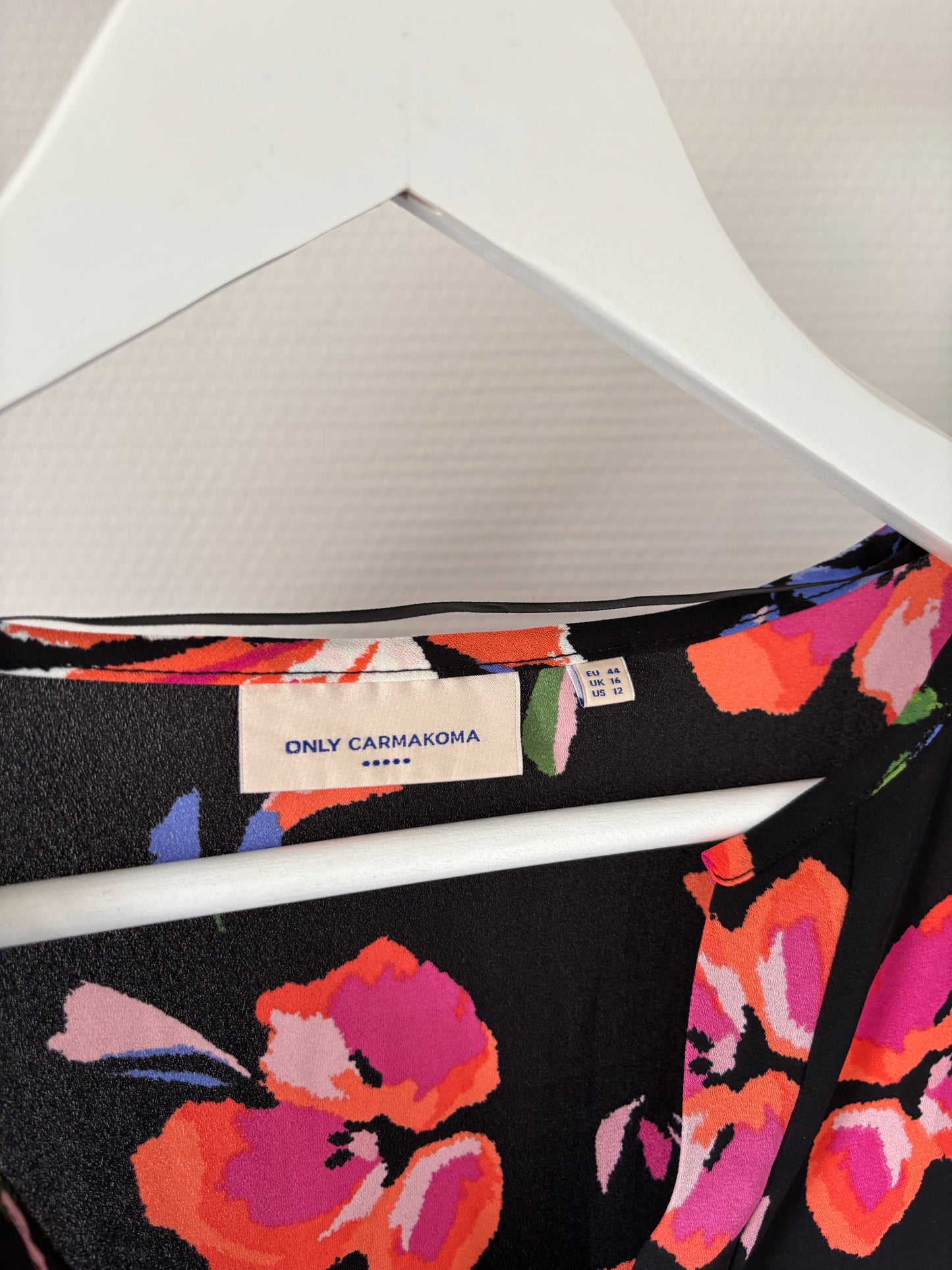 Zwarte blouse met bloemen