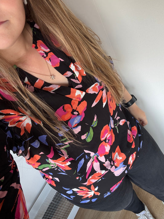 Zwarte blouse met bloemen