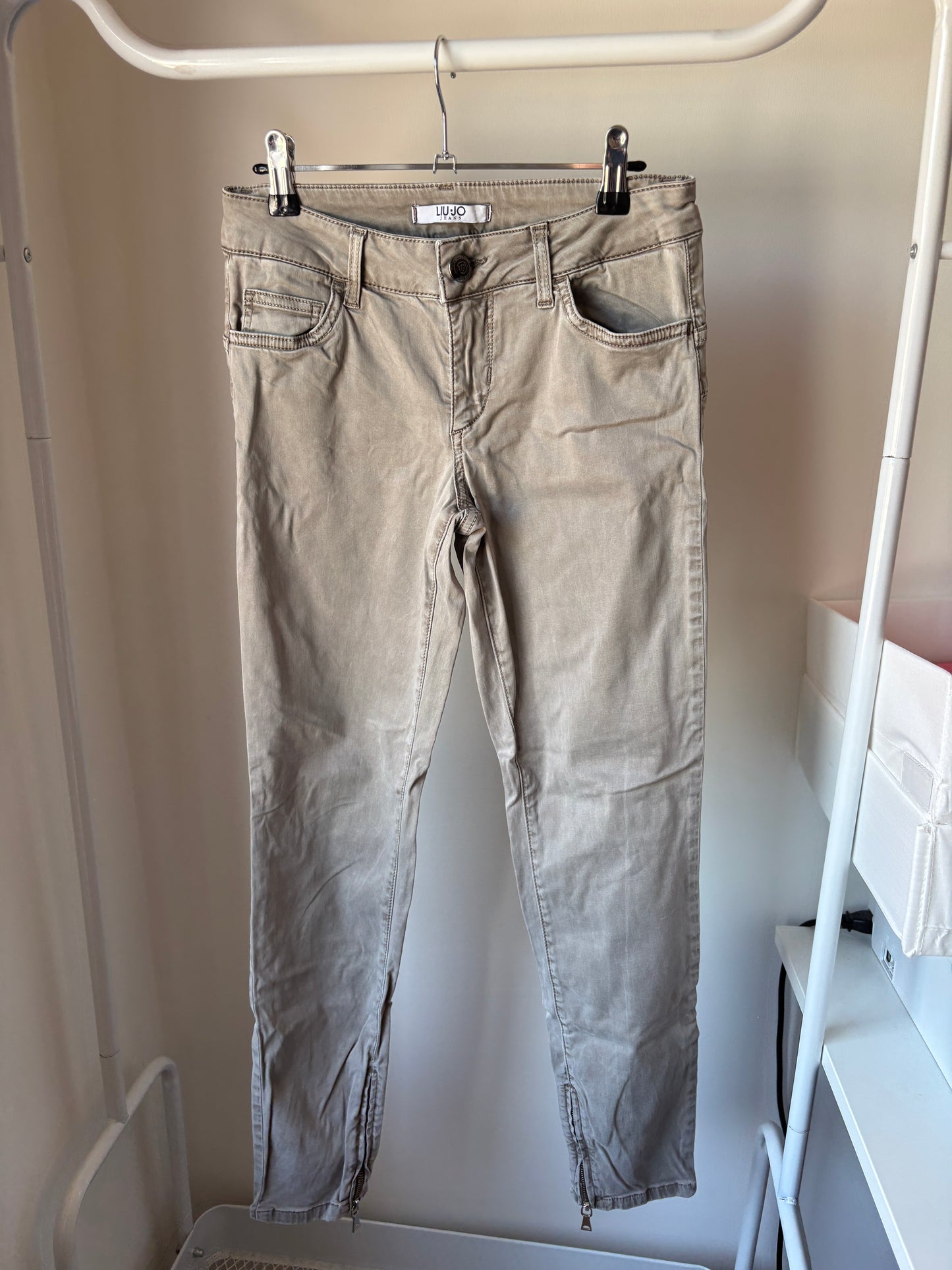 Lichtgrijze jeansbroek