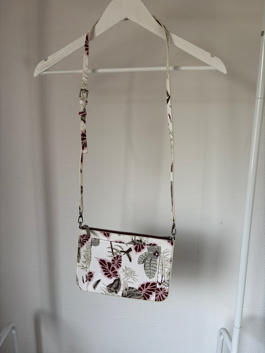 Wit schoudertasje met blaadjes