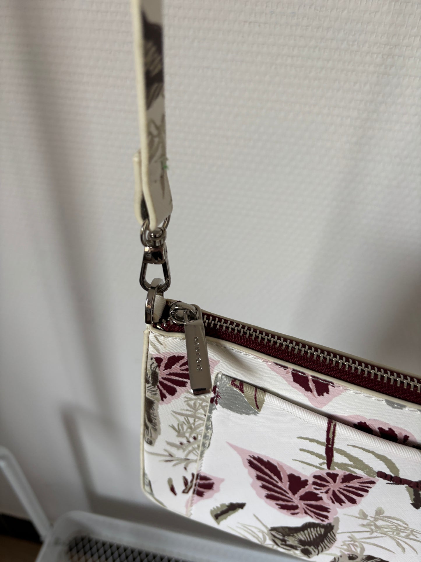 Wit schoudertasje met blaadjes