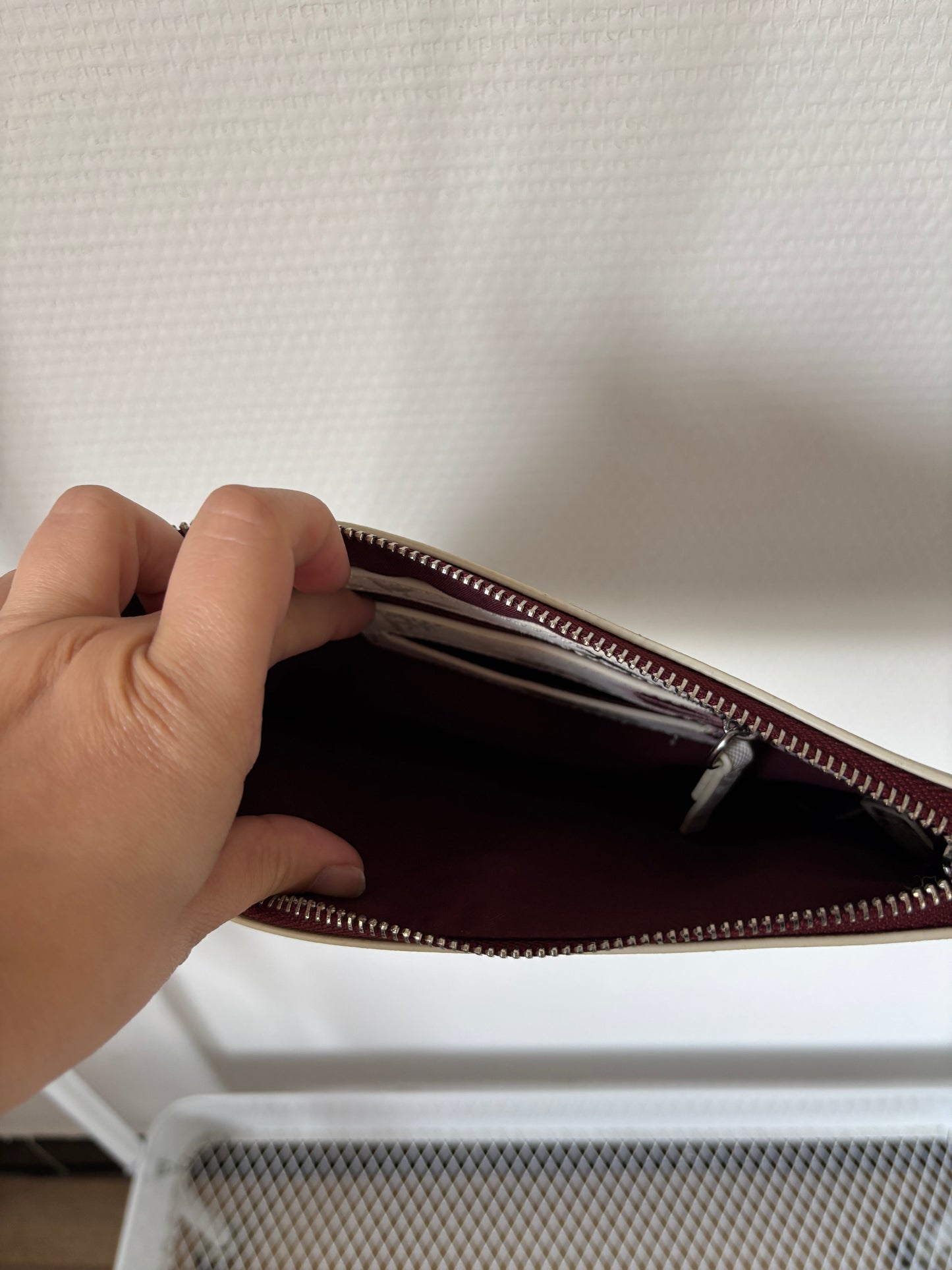 Wit schoudertasje met blaadjes