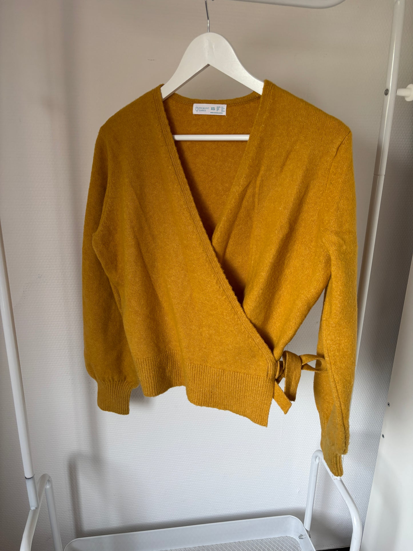 Mosterdgele overslagtrui