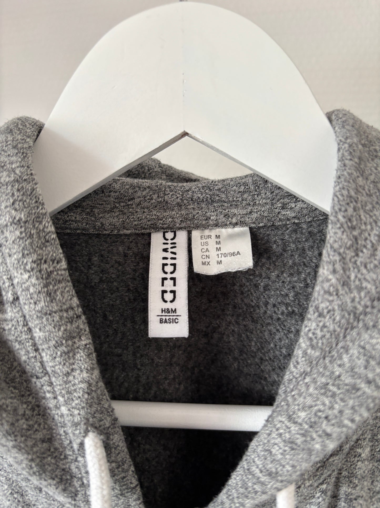 Grijze vest met capuchon