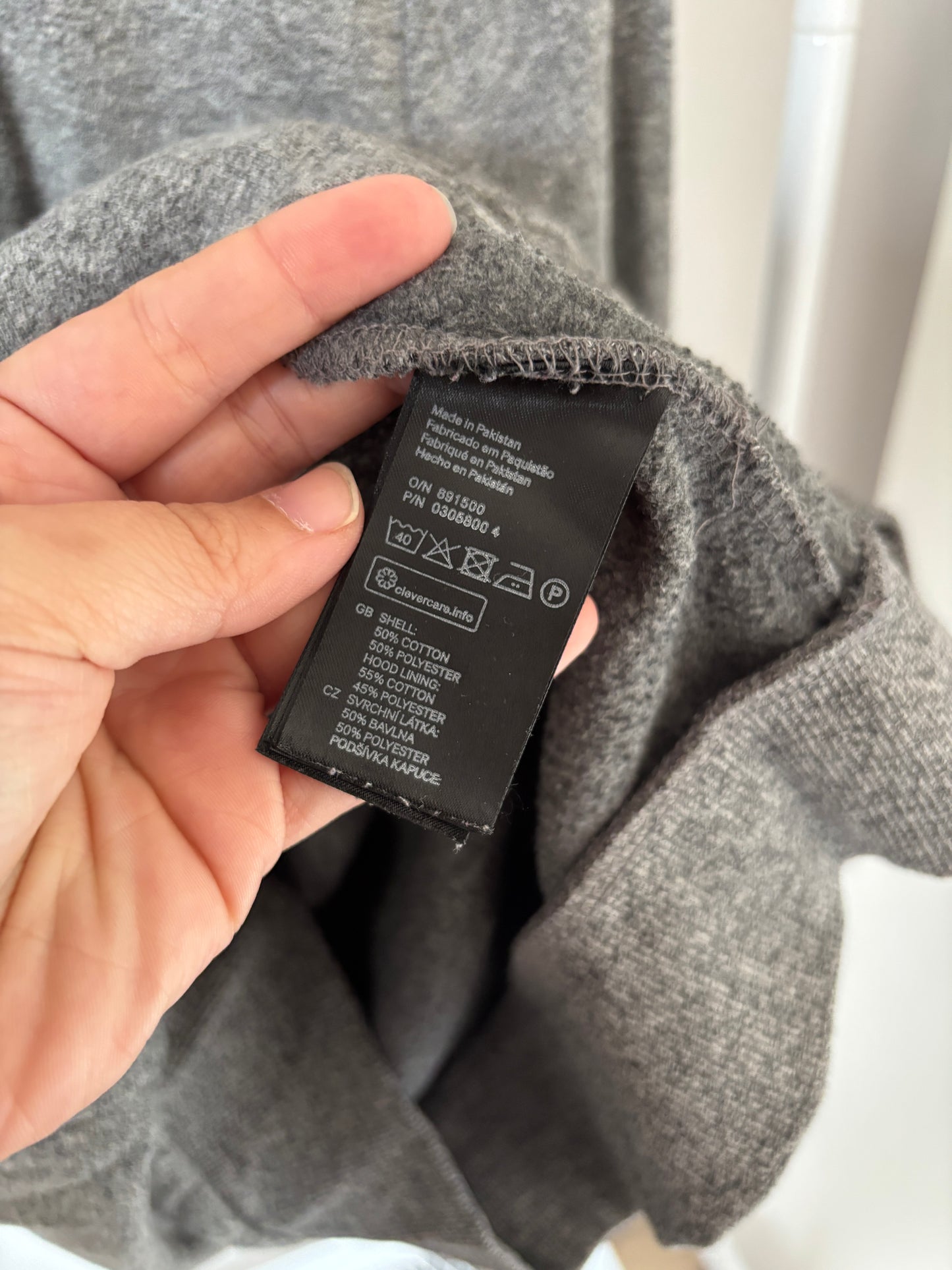 Grijze vest met capuchon