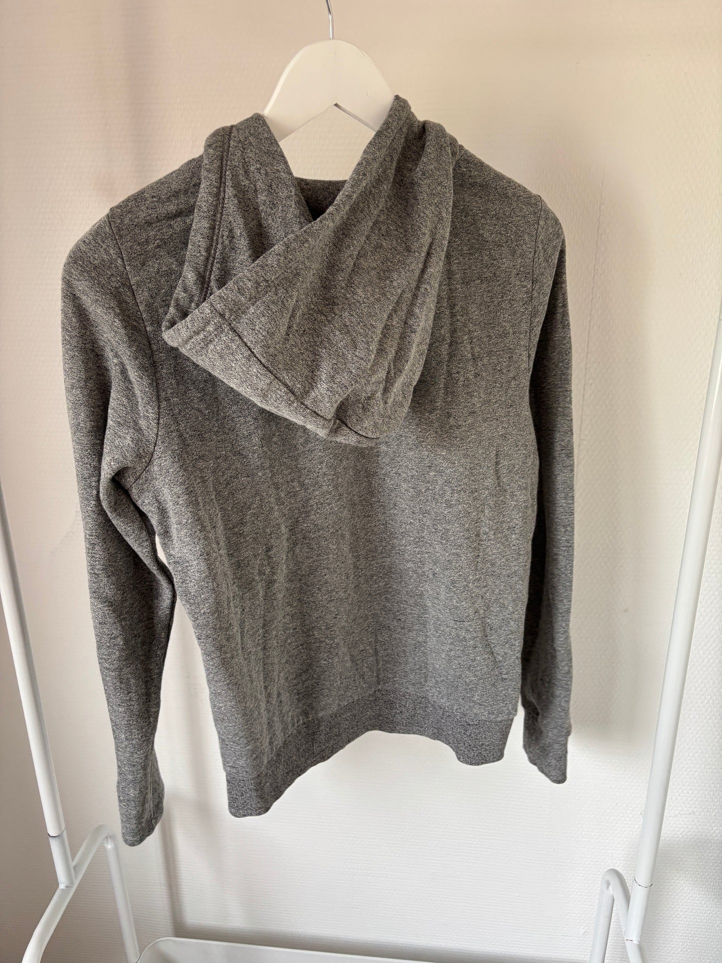 Grijze vest met capuchon