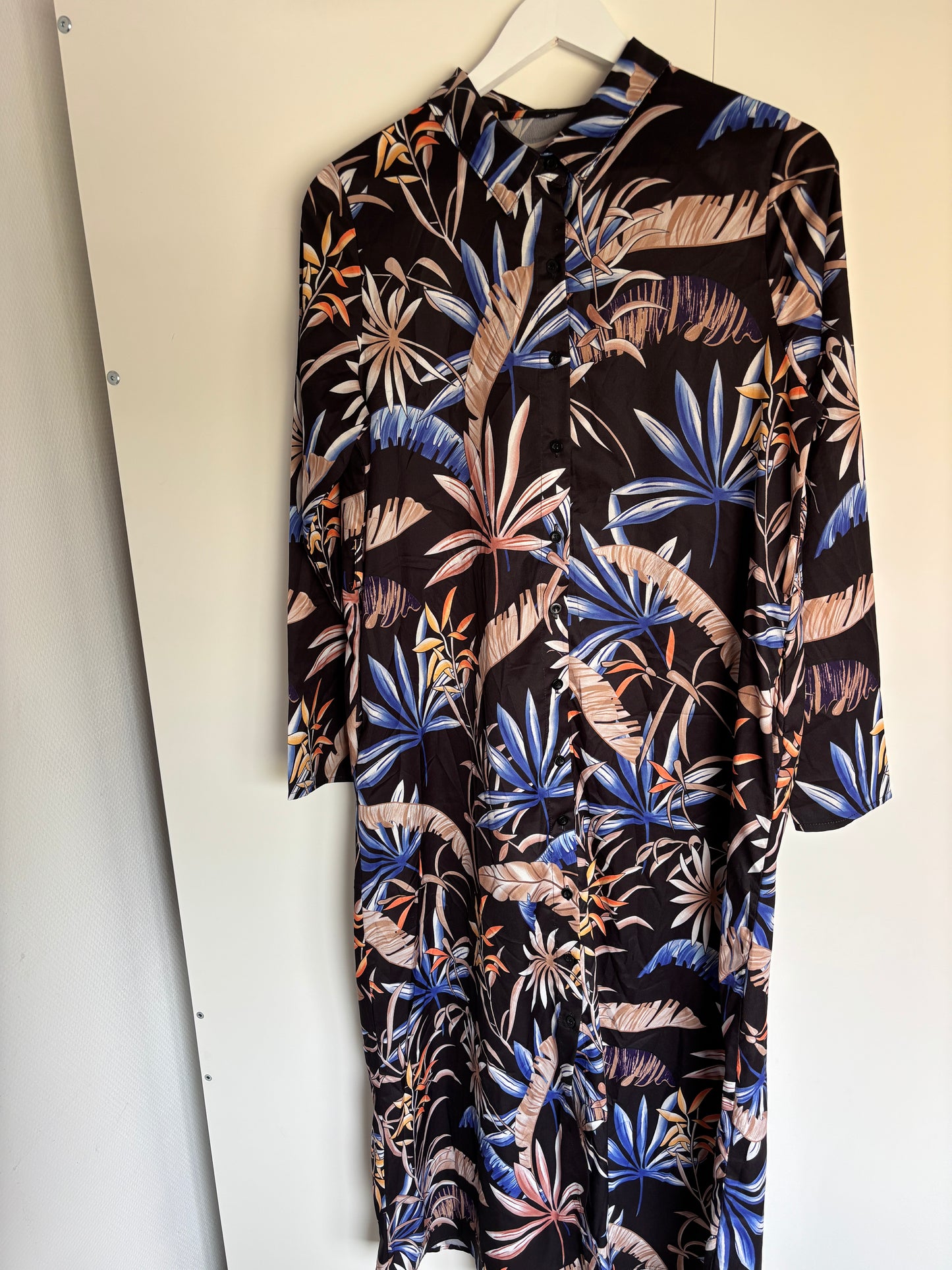 Zwarte jurk met bladeren