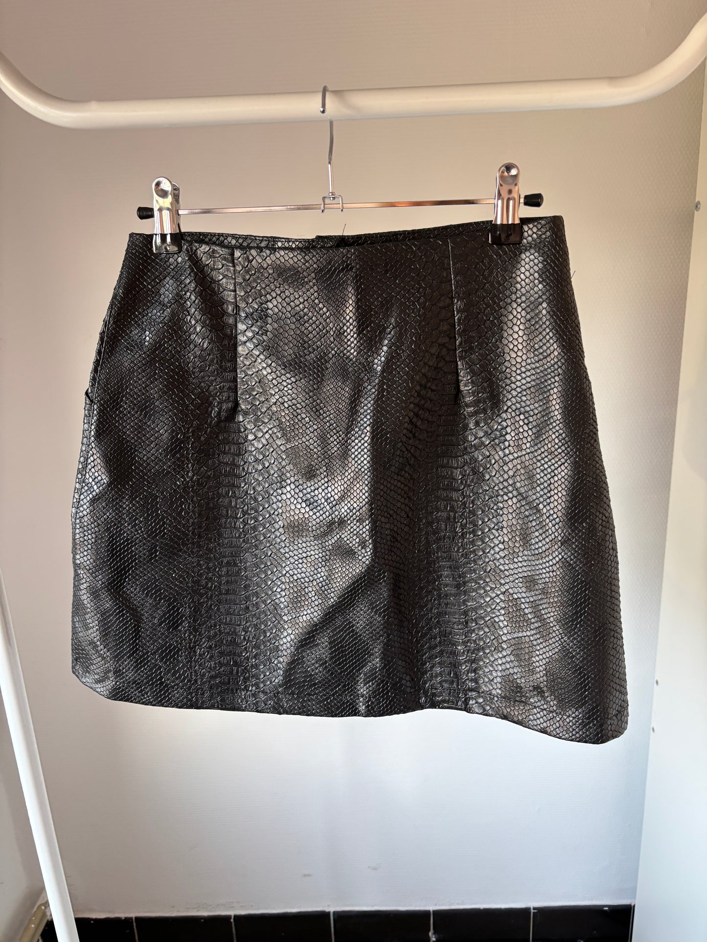 Zwarte rok met slangenmotief