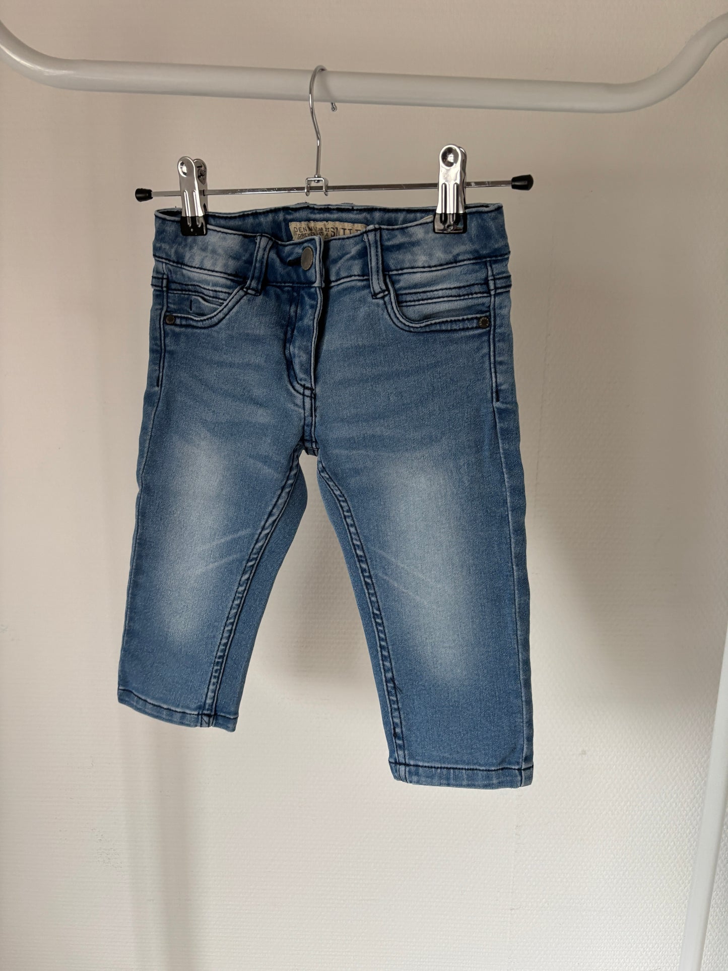 Blauwe driekwartjeansbroek