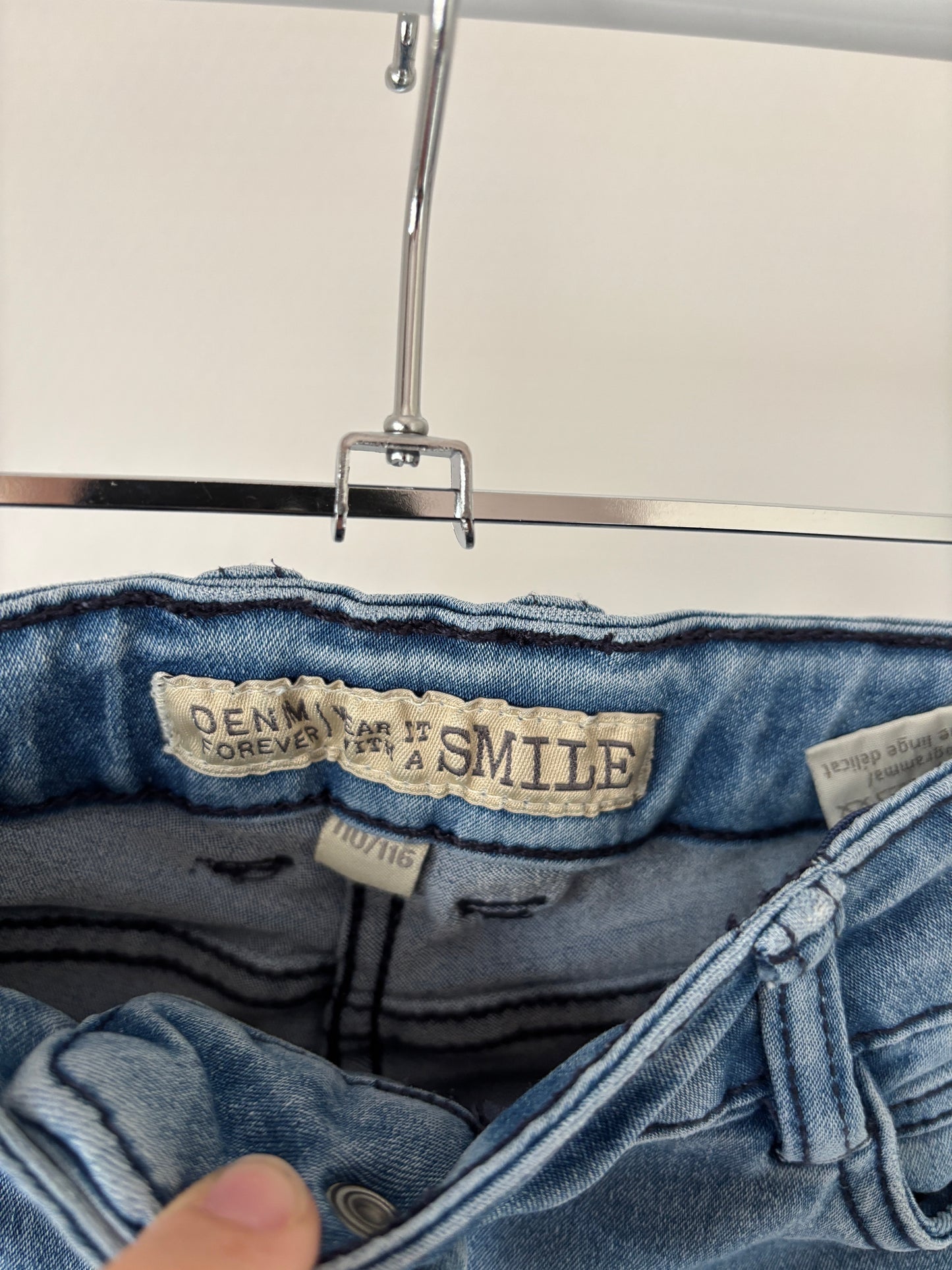 Blauwe driekwartjeansbroek