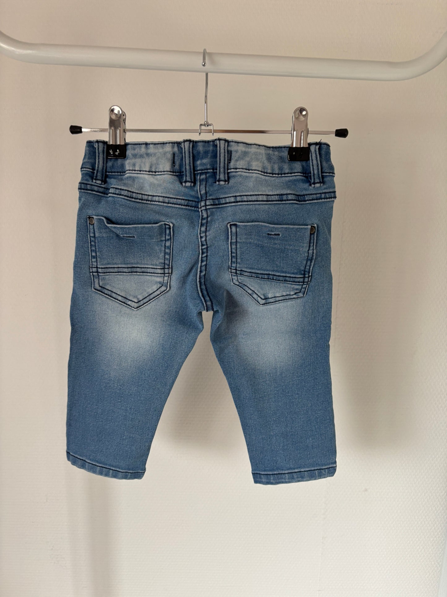 Blauwe driekwartjeansbroek