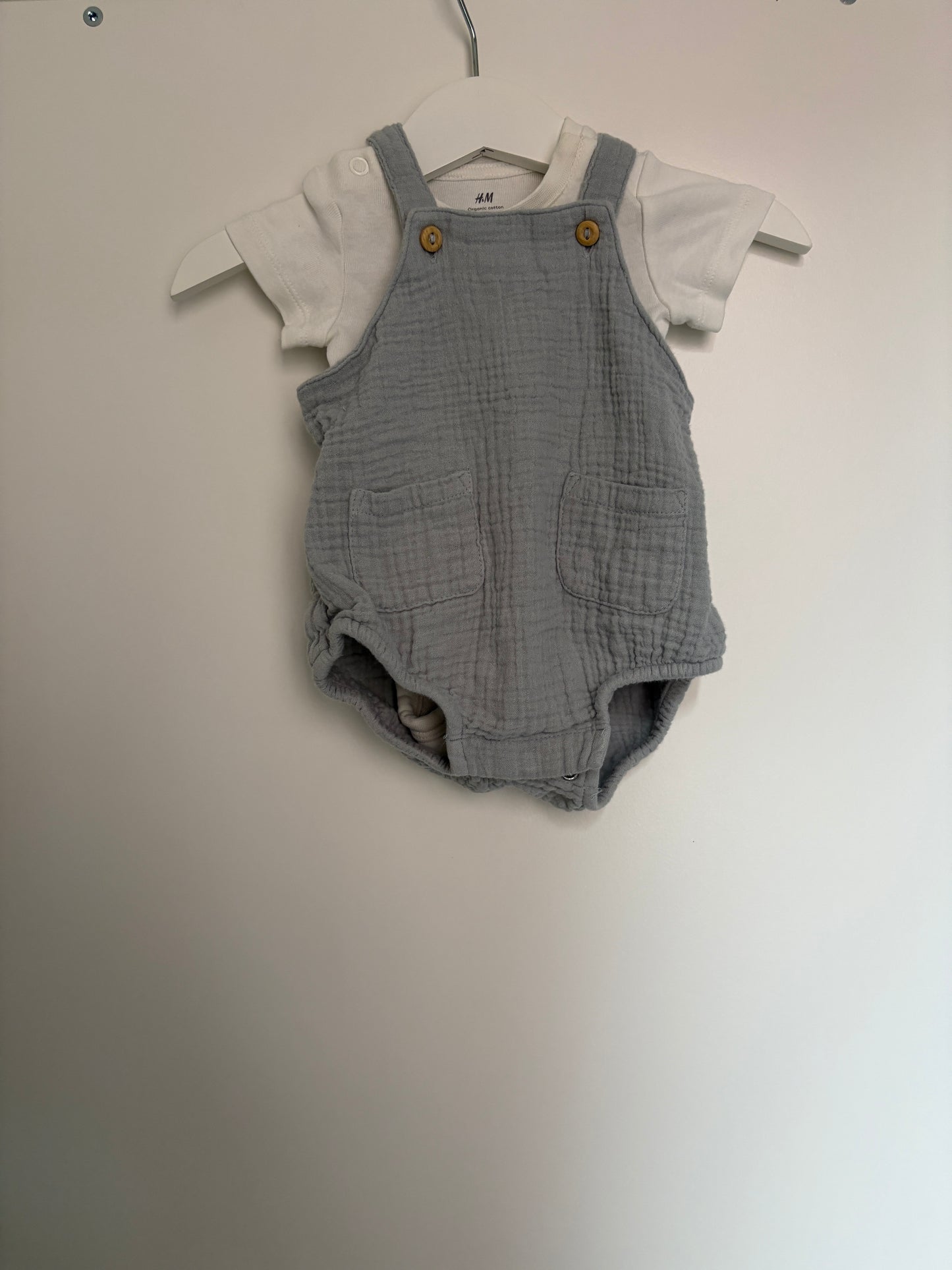 Setje: witte romper met korte mouwen en blauwgrijze salopette