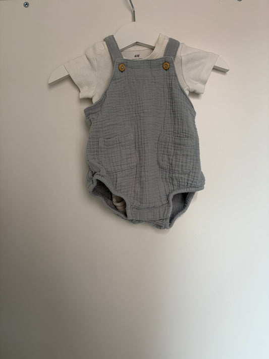 Setje: witte romper met korte mouwen en blauwgrijze salopette