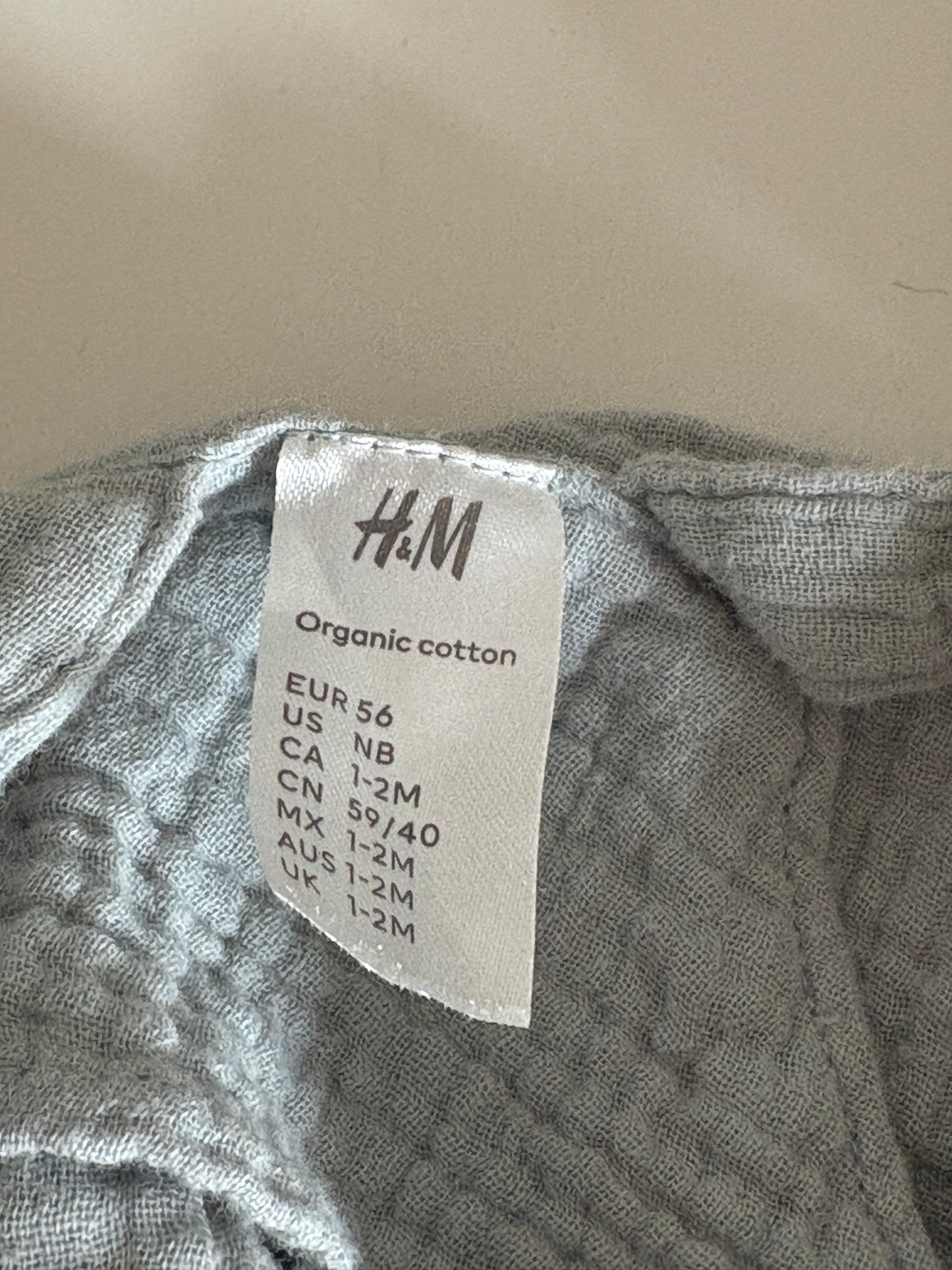 Setje: witte romper met korte mouwen en blauwgrijze salopette