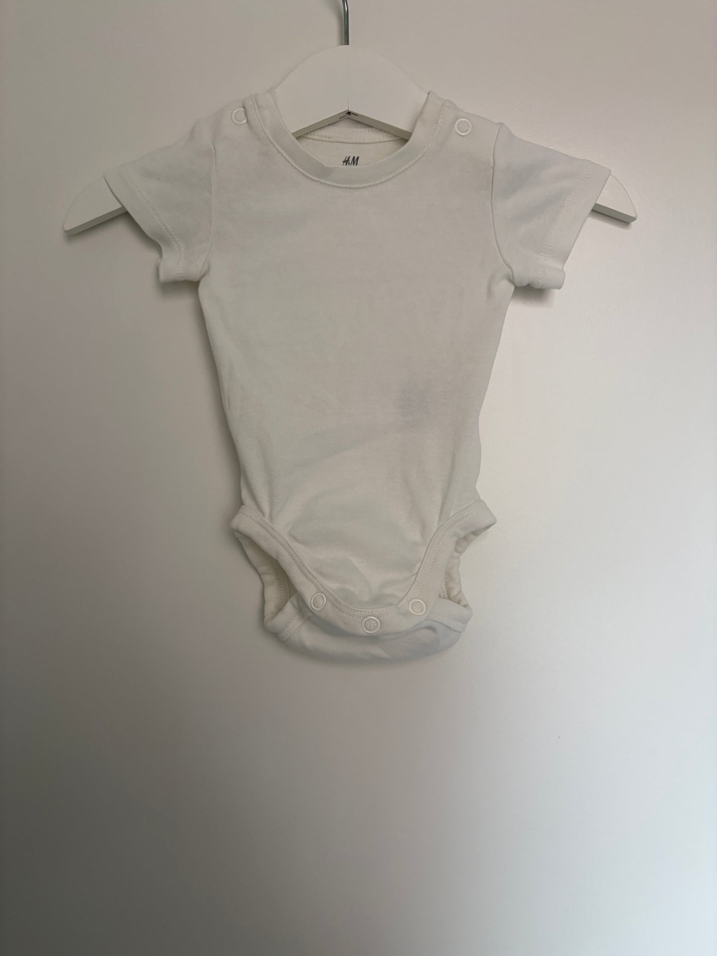 Setje: witte romper met korte mouwen en blauwgrijze salopette