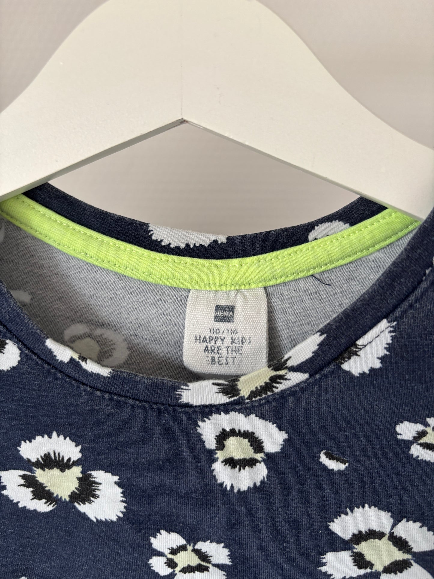 Marineblauwe jurk met witte bloemen