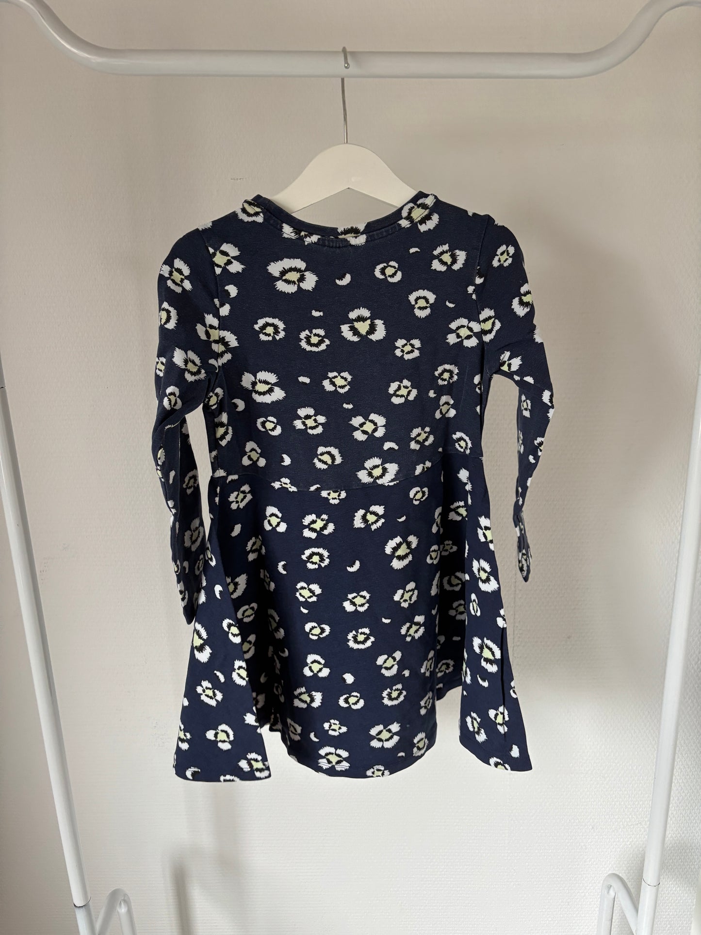 Marineblauwe jurk met witte bloemen