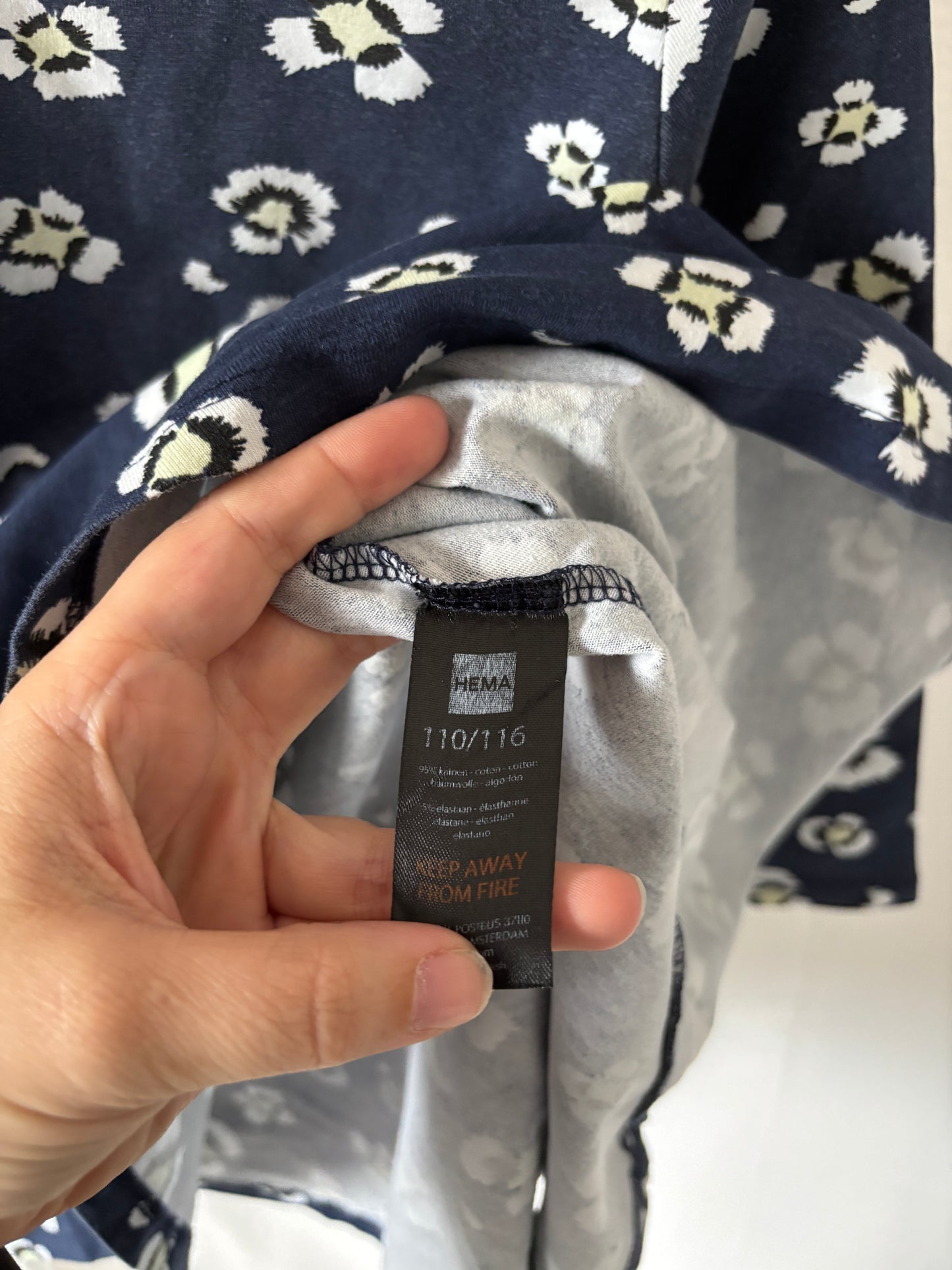 Marineblauwe jurk met witte bloemen