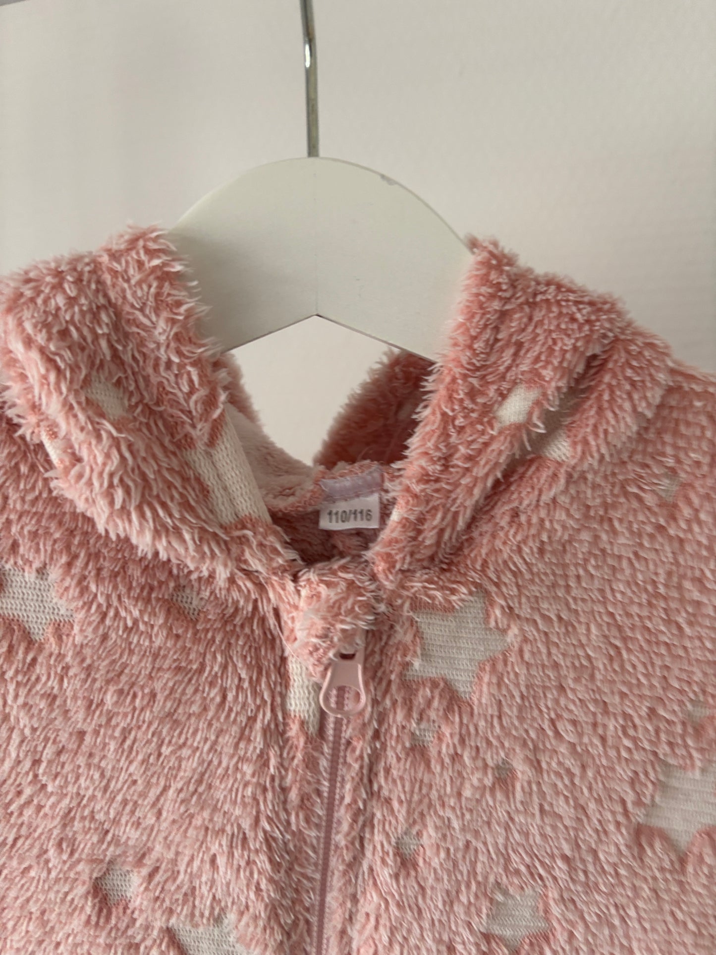 Lichtroze onesie met sterretjes