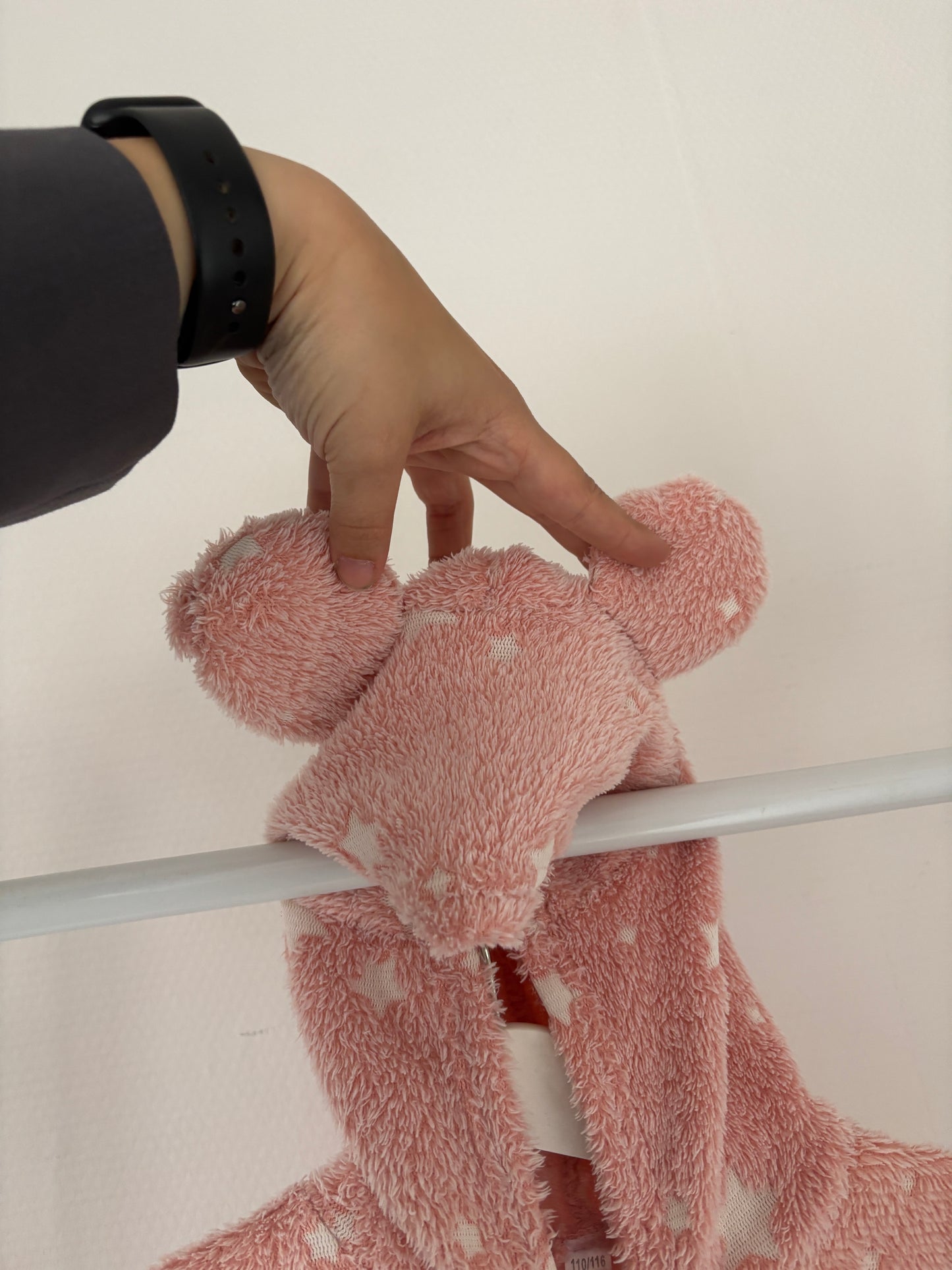 Lichtroze onesie met sterretjes