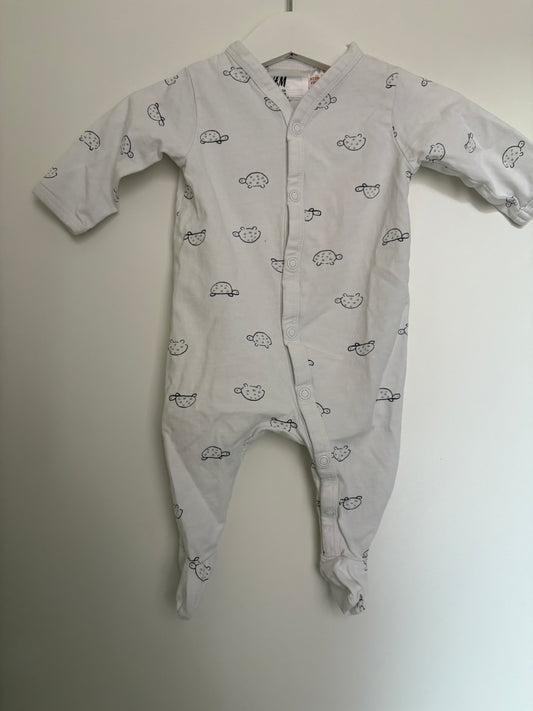 Witte eendelige pyjama met schildpadjes