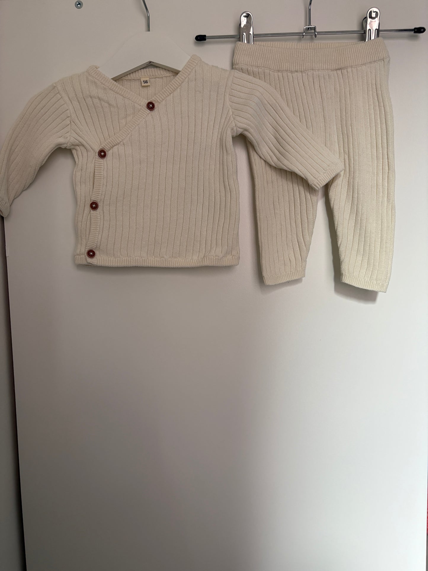 Crèmekleurig setje: overslagtruitje en broekje