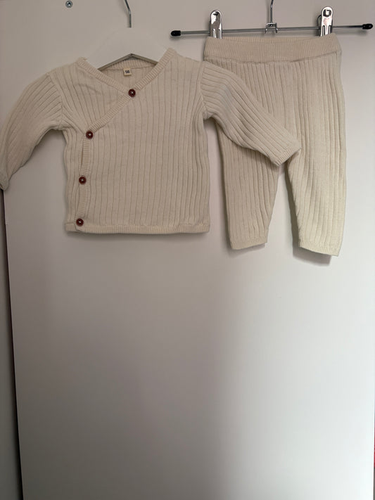 Crèmekleurig setje: overslagtruitje en broekje