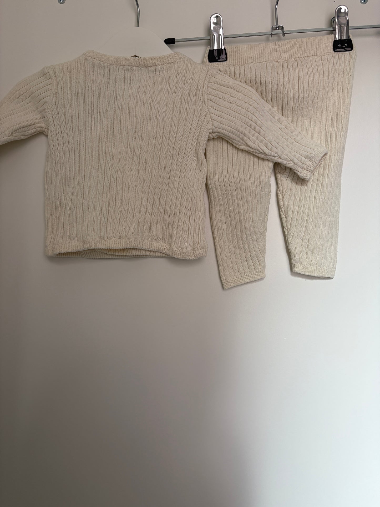 Crèmekleurig setje: overslagtruitje en broekje