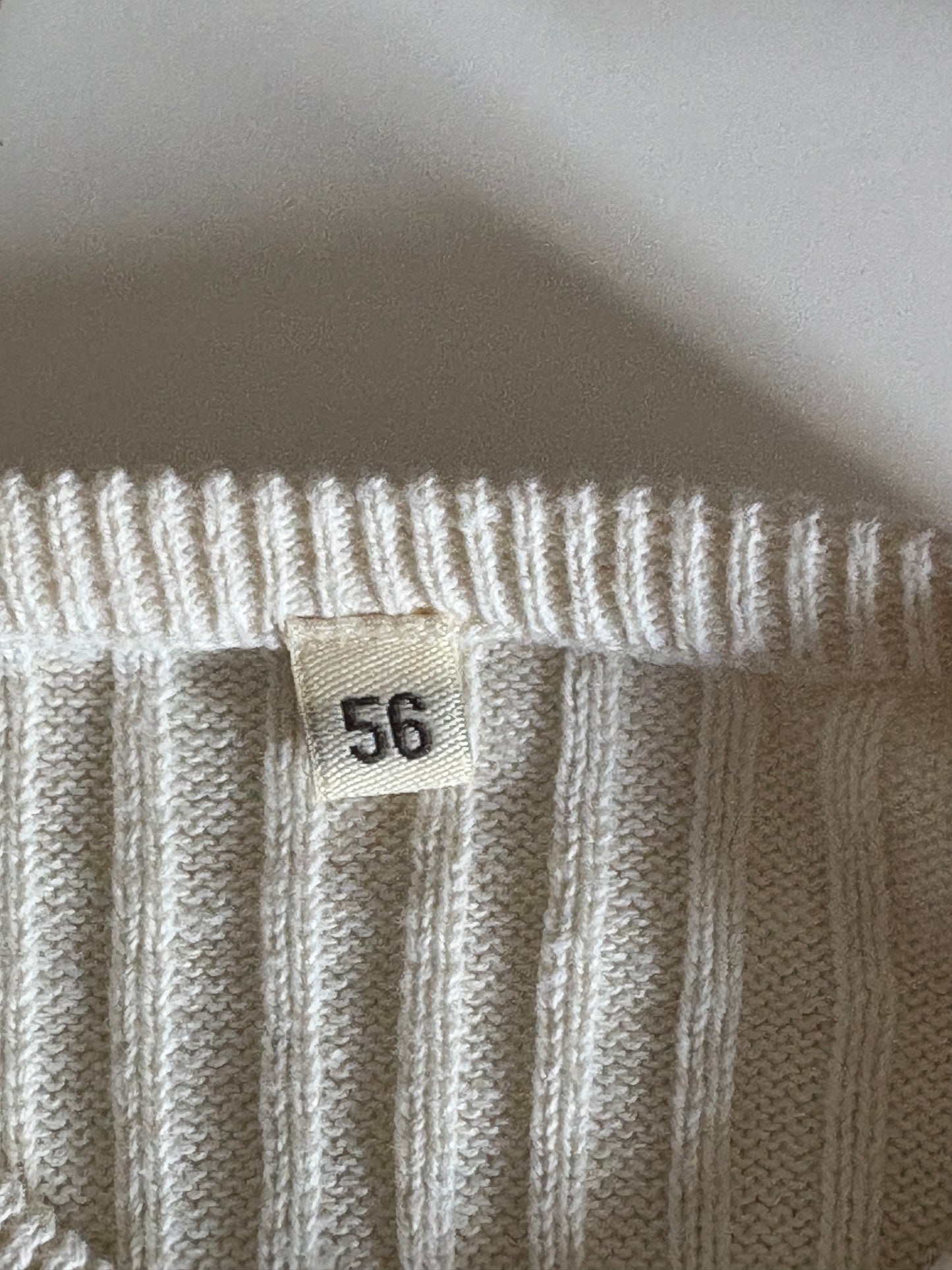 Crèmekleurig setje: overslagtruitje en broekje