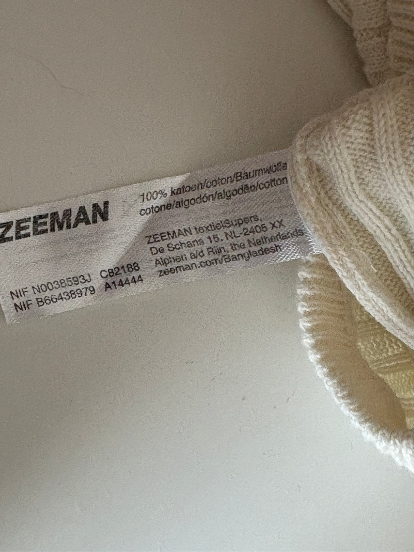 Crèmekleurig setje: overslagtruitje en broekje