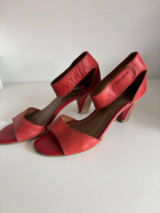 Rode sandalen met hak