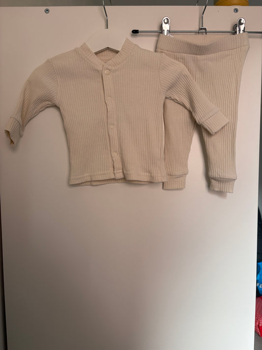 Crèmekleurig setje: longsleeve met knoopjes en ribbroekje