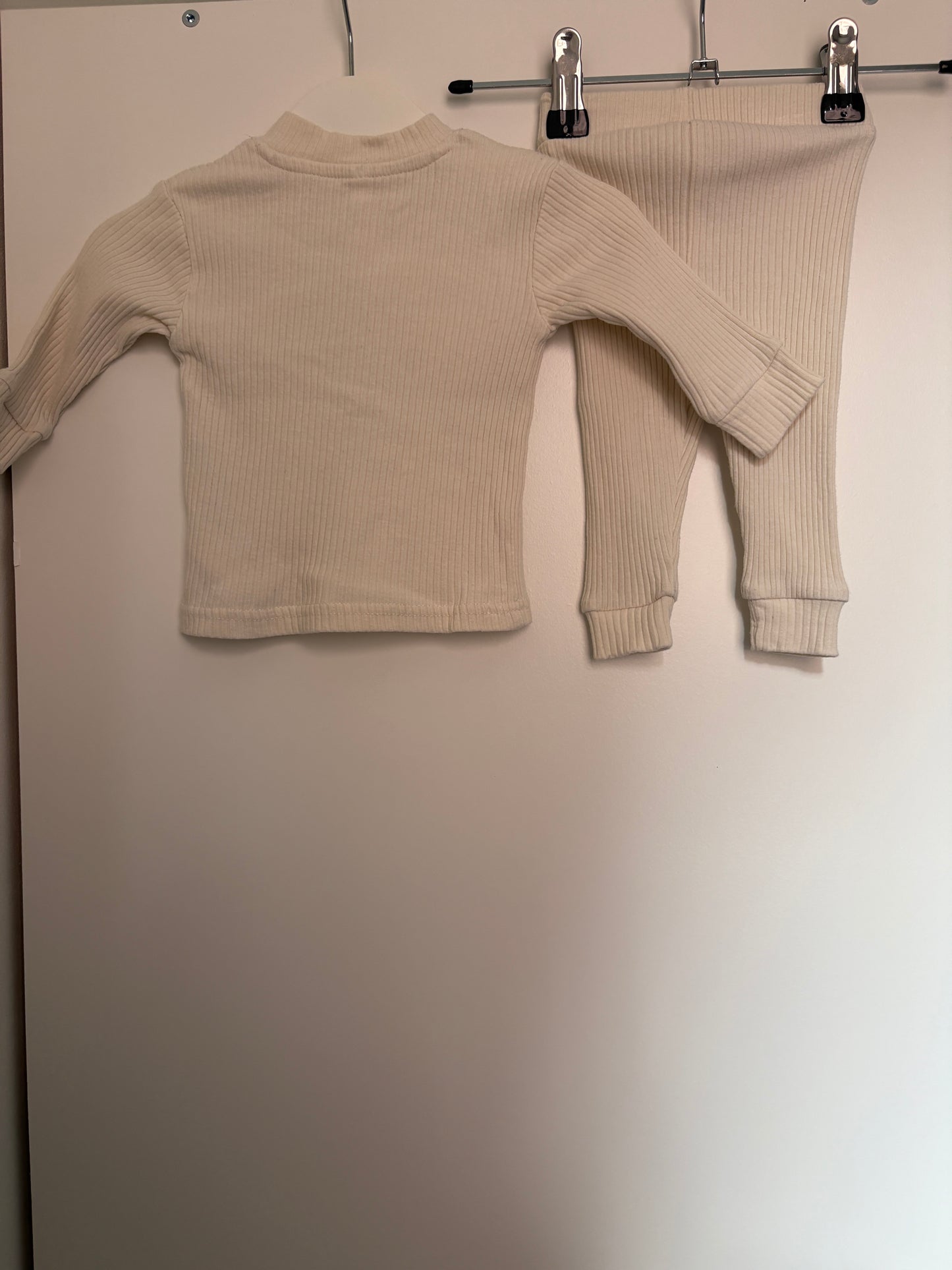 Crèmekleurig setje: longsleeve met knoopjes en ribbroekje