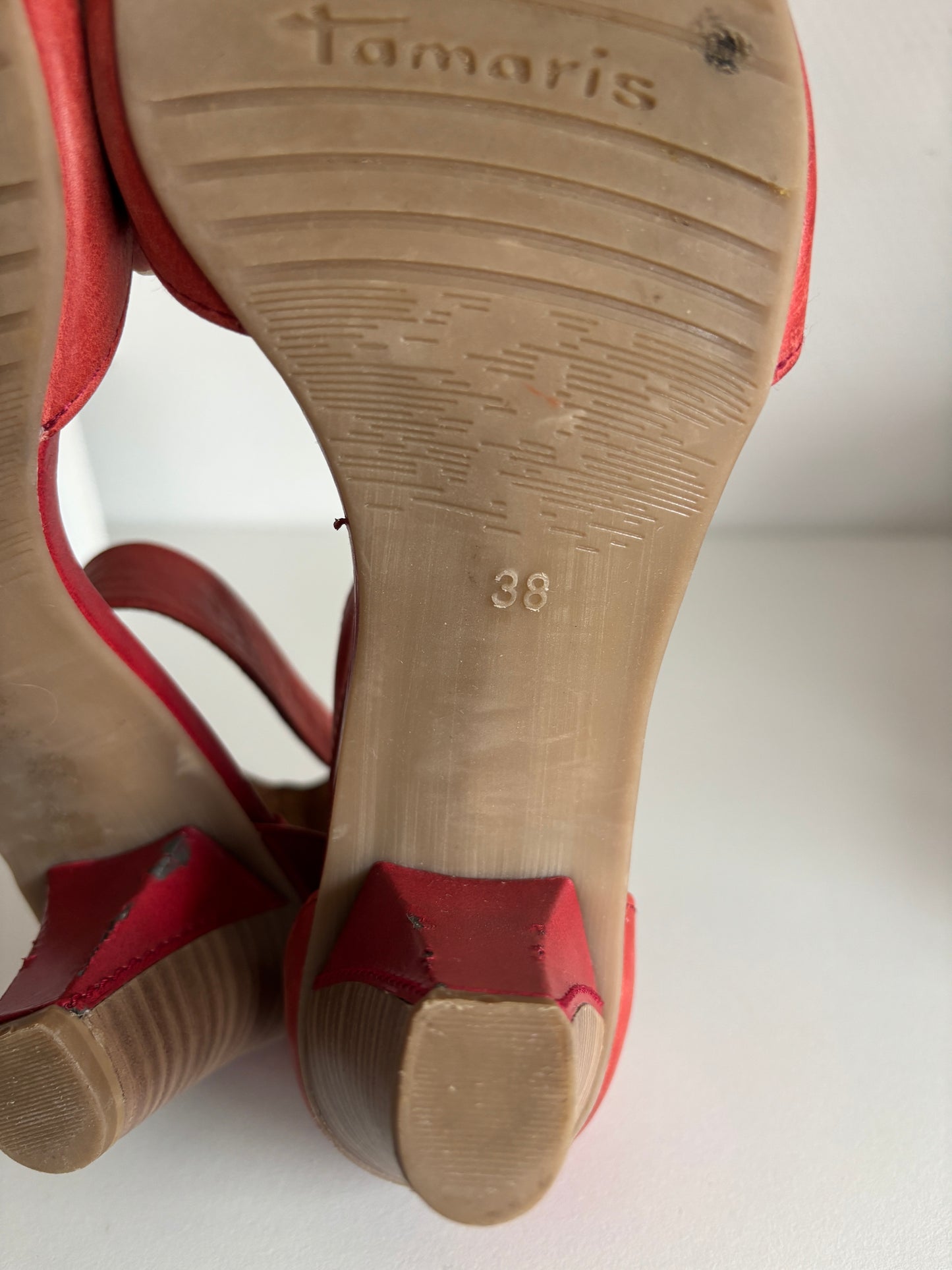 Rode sandalen met hak