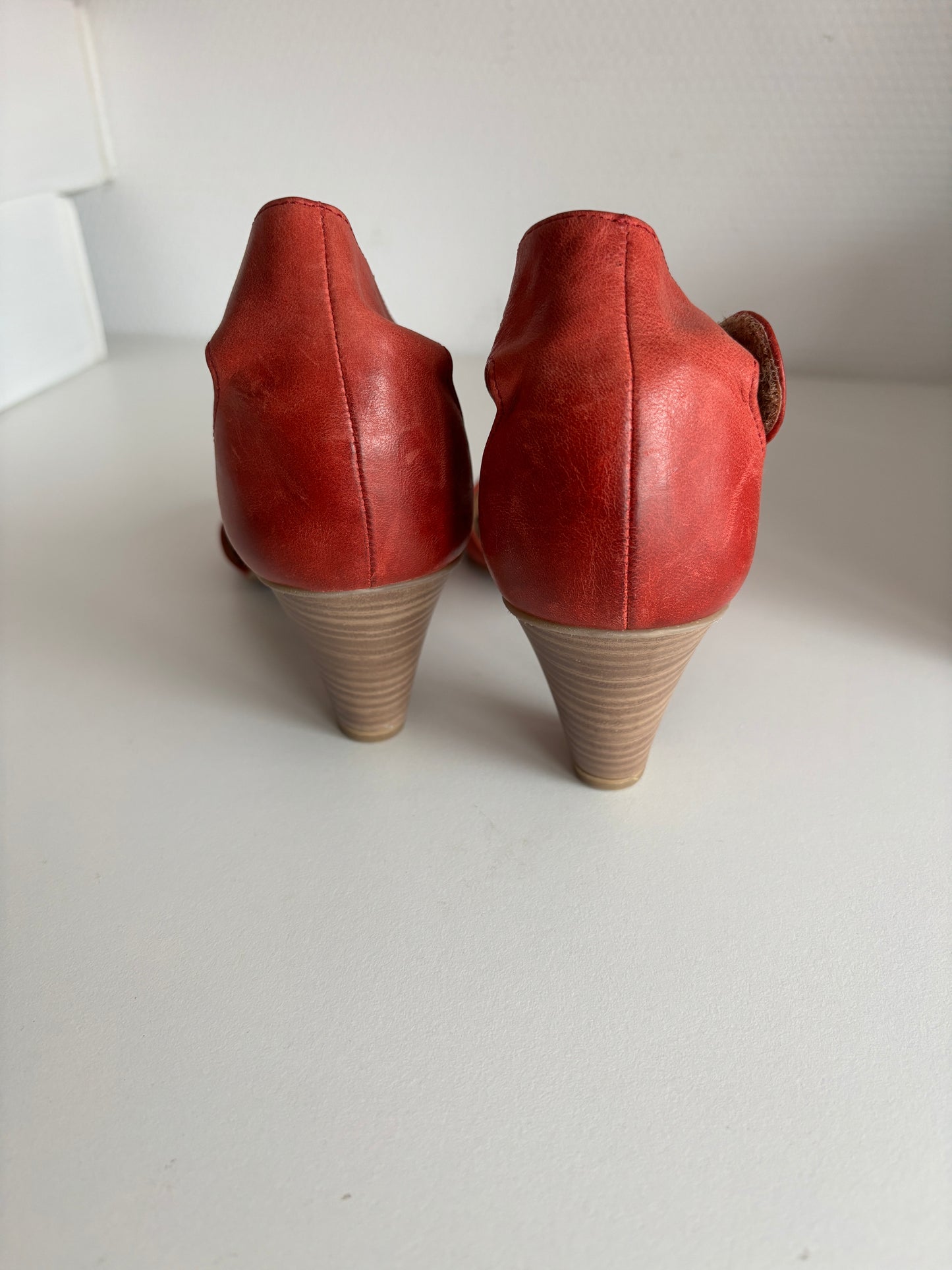 Rode sandalen met hak