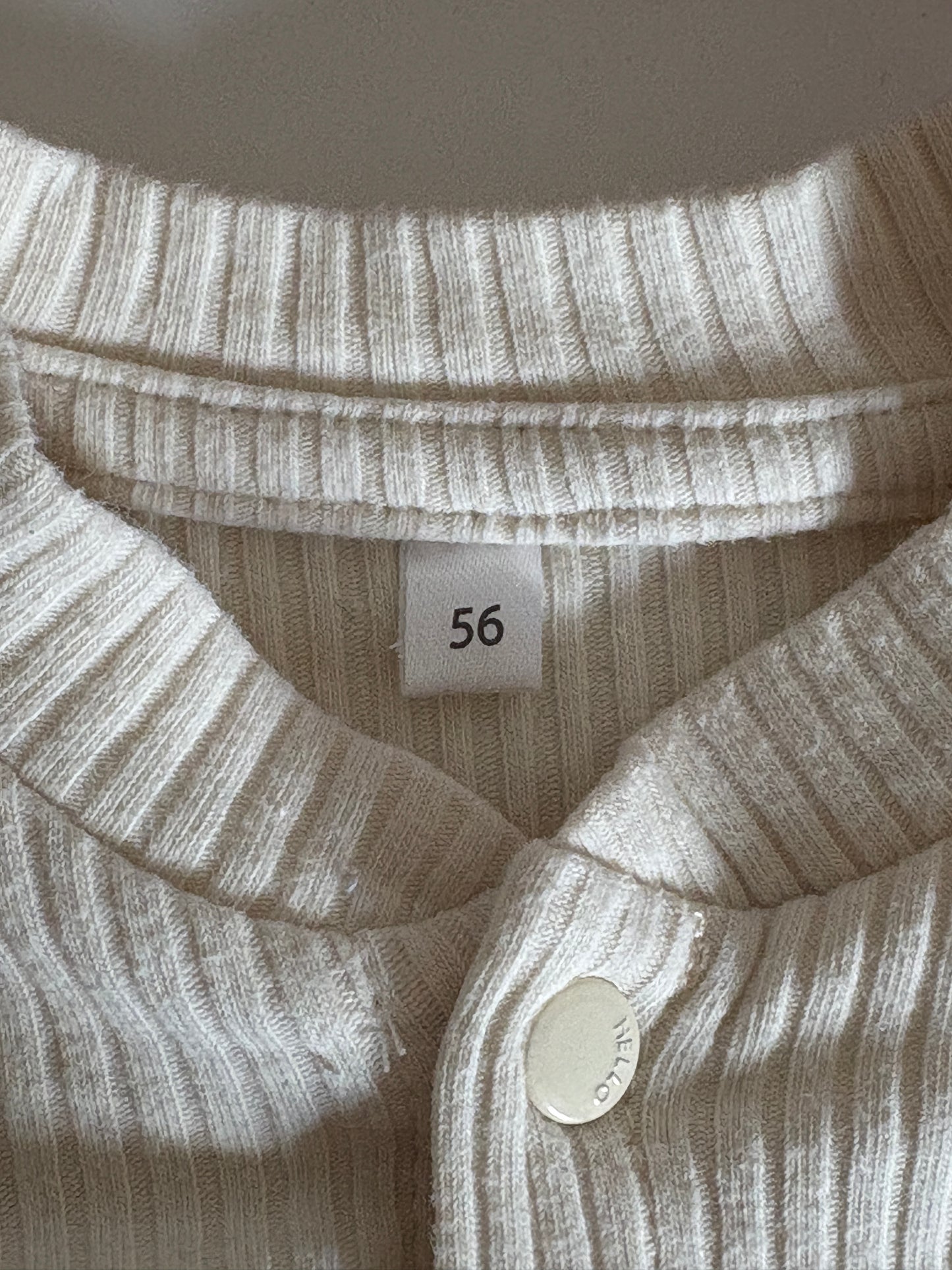 Crèmekleurig setje: longsleeve met knoopjes en ribbroekje