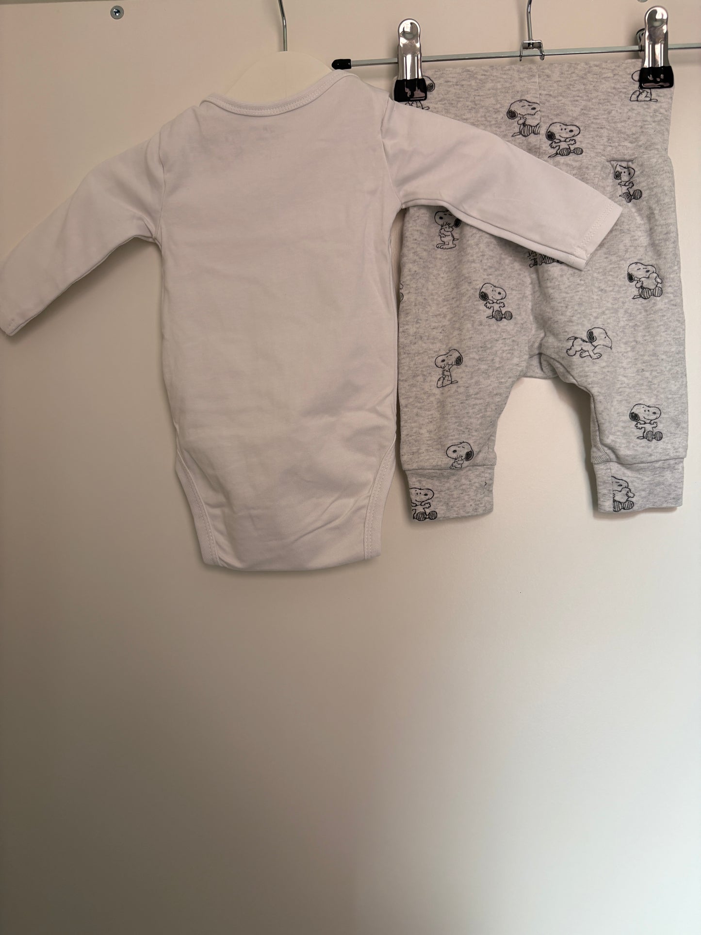 Setje Snoopy: romper met lange mouwen en broekje