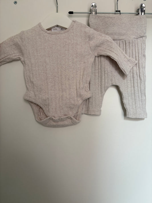 Ribsetje: romper met lange mouwen en broekje