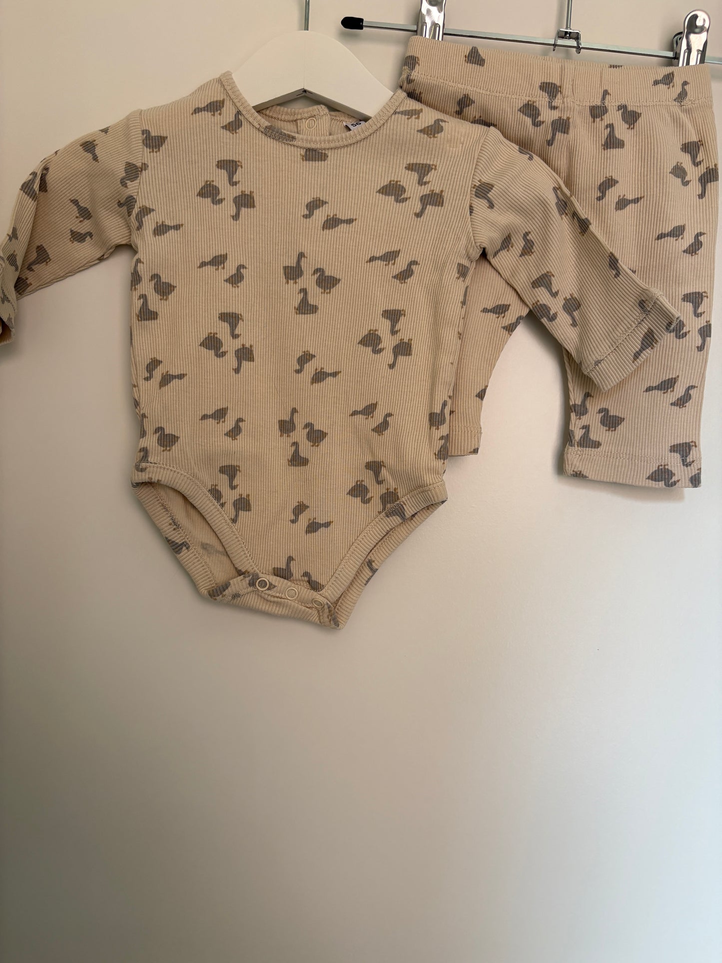 Ribsetje met ganzen: romper met lange mouwen en broekje