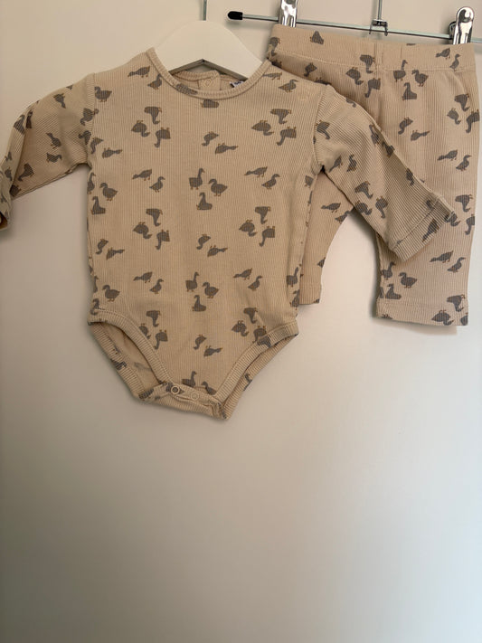 Ribsetje met ganzen: romper met lange mouwen en broekje
