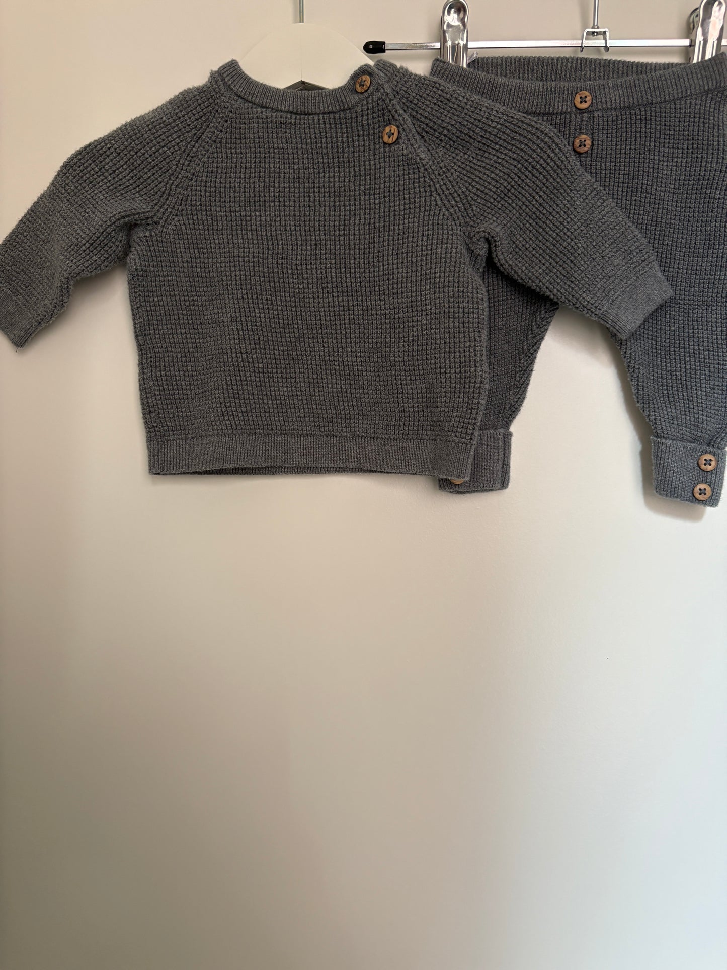 Grijs setje: truitje en broekje