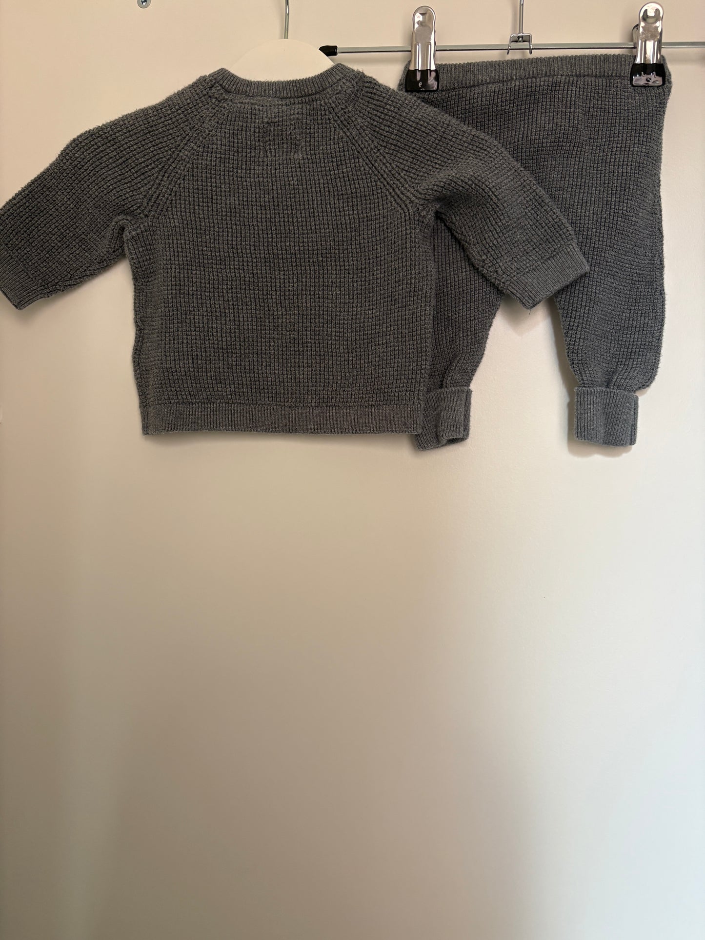 Grijs setje: truitje en broekje