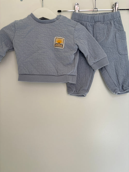 Lichtblauw joggingsetje