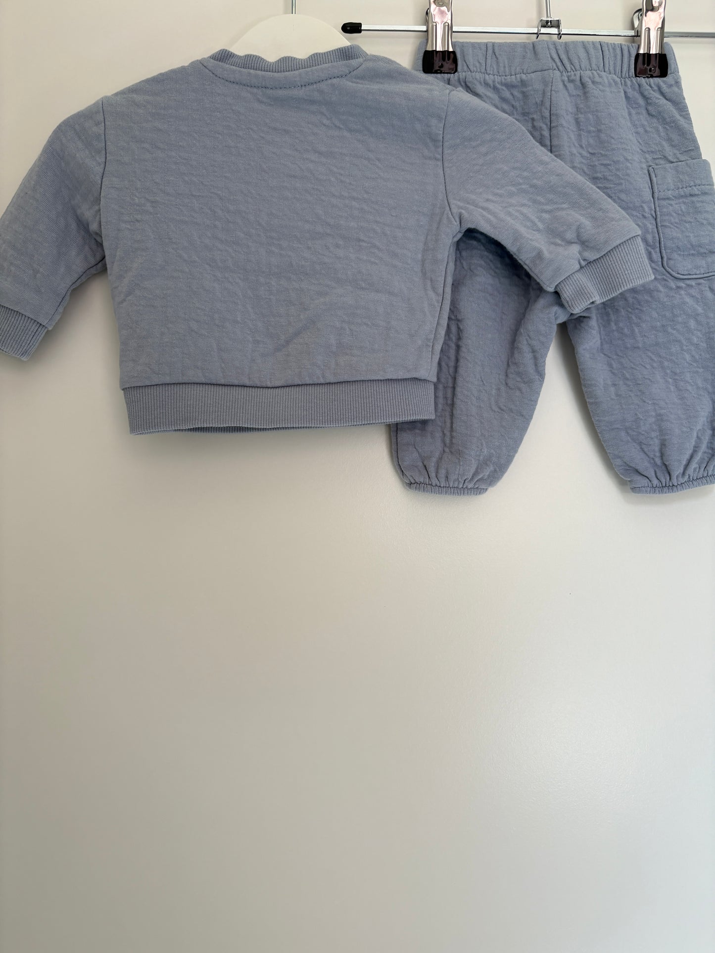 Lichtblauw joggingsetje